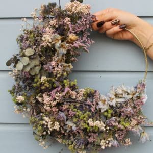 La couronne murale en fleurs séchées